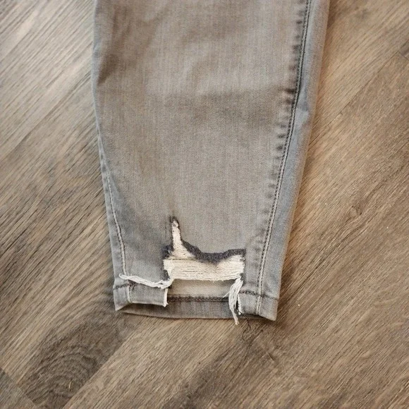 NWT Torrid Bombshell Skinny Jeans 22 Gray Distressed‎ High Rise Soft Stretch - Picture 9 of 16
